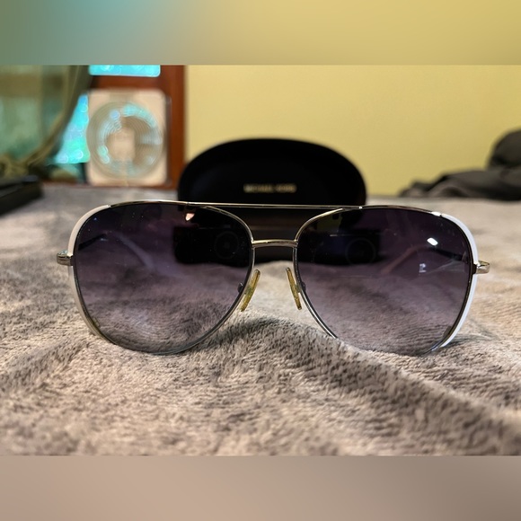 Michael Kors aviator sunglasses w/ hard case - Picture 4 of 9